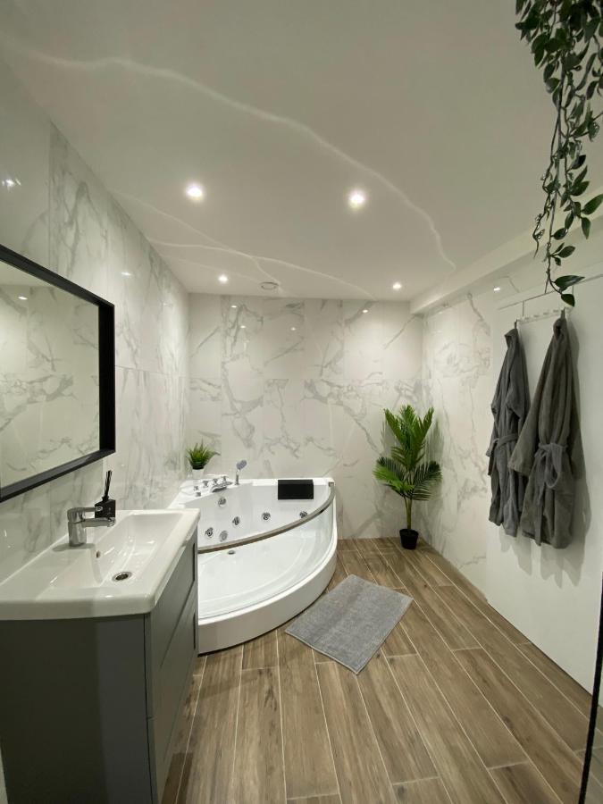 Capsule Groovy-Jacuzzi-Sauna-Billard-Netflix- Nintendo Switch & Jeux Mons Exterior photo